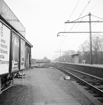 153179 Gezicht op het perron en de losweg van het N.S.-station Maarsbergen te Maarsbergen.